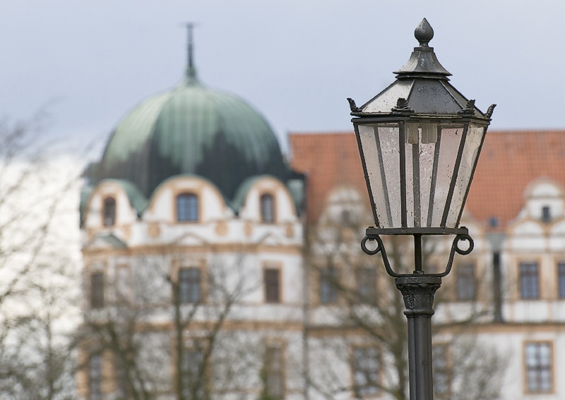 Laterne D35_6231 als Smart-Objekt-1 Kopie.jpg - Sind von der Küste ins Landesinnere nach Celle gefahren. Leider ist es hier immer noch sehr windig. Im HIntergrund sieht man das  Herzogschloss von Celle.